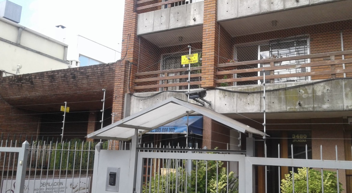 Cerca eléctrica de seguridad instalada sobre una azotea
